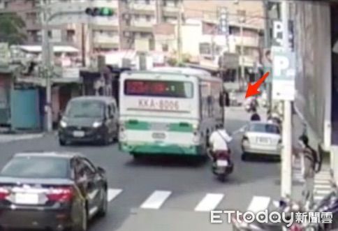 ▲▼葉男包紗布被逮補移送,被通緝的林女手腳挫傷狼狽解送歸案,監視器拍下葉男騎贓車載林女撞女騎士,葉男金紙店偷7萬現金,葉男偷取冷氣機室外機 。(圖/記者陳以昇翻攝)