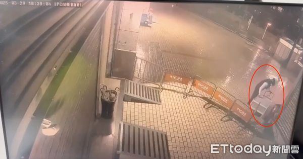 ▲▼葉男包紗布被逮補移送,被通緝的林女手腳挫傷狼狽解送歸案,監視器拍下葉男騎贓車載林女撞女騎士,葉男金紙店偷7萬現金,葉男偷取冷氣機室外機 。(圖/記者陳以昇翻攝)