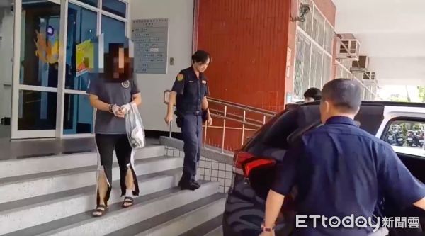 ▲▼葉男包紗布被逮補移送,被通緝的林女手腳挫傷狼狽解送歸案,監視器拍下葉男騎贓車載林女撞女騎士,葉男金紙店偷7萬現金,葉男偷取冷氣機室外機 。(圖/記者陳以昇翻攝)