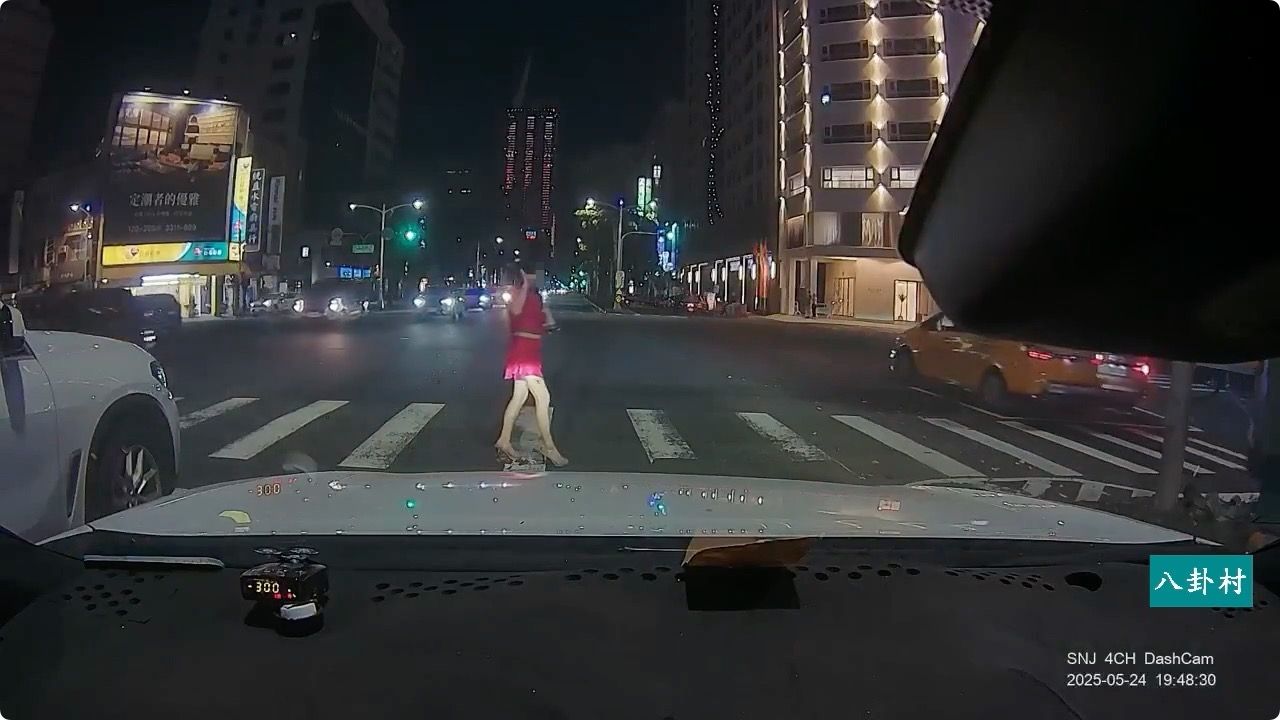 ▲▼闖紅燈紅衣阿嬤。(圖/翻攝臉書/八卦村 - 行車紀錄器影片上傳中心)