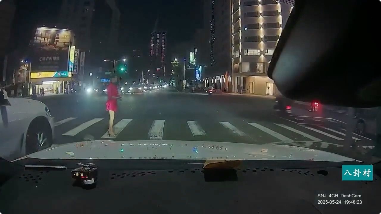 ▲▼闖紅燈紅衣阿嬤。(圖/翻攝臉書/八卦村 - 行車紀錄器影片上傳中心)