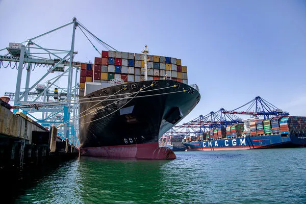 ▲貨櫃船公司六月中美線西線每大箱運價想漲到8千美元,多數攬貨公司認為很難。(圖/取自洛杉磯港務局官網)