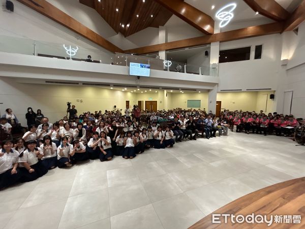 ▲▼ 嘉義長庚「勇士合唱團」攜手宏仁中學舉辦成果音樂會 。(圖/嘉義長庚醫院提供)