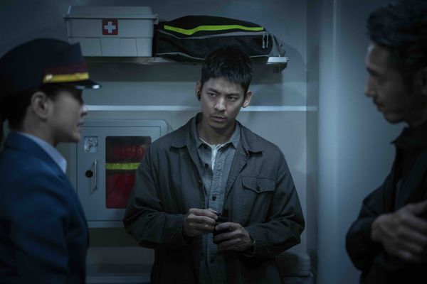 ▲《96分鐘》林柏宏與宋芸樺飾演新婚夫妻檔,被捲入突如其來的死亡危機。(圖/華影國際提供)