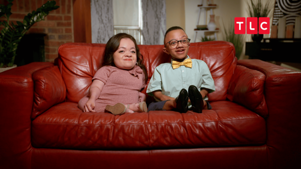 ▲杰與潘蜜拉患有的「成骨不全症」便是俗稱的「玻璃娃娃」。(圖/TLC旅遊生活頻道提供)