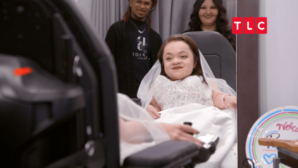 ▲杰與潘蜜拉患有的「成骨不全症」便是俗稱的「玻璃娃娃」。(圖/TLC旅遊生活頻道提供)