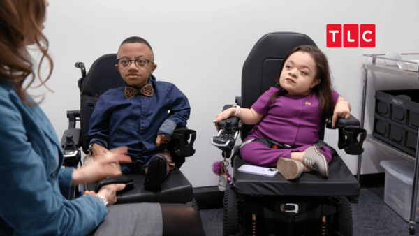 ▲杰與潘蜜拉患有的「成骨不全症」便是俗稱的「玻璃娃娃」。(圖/TLC旅遊生活頻道提供)