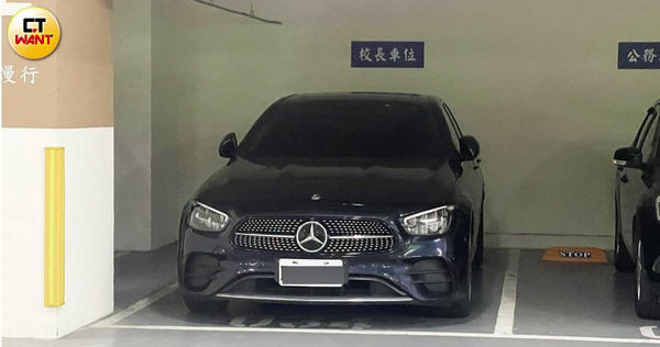 臺北市立大學校長邱英浩的轎車今年5月22日上午被目擊出現在L姓公關中心主任家中,上午7時35分駕車自女方社區地下室內駛出。(圖/本刊攝影組)