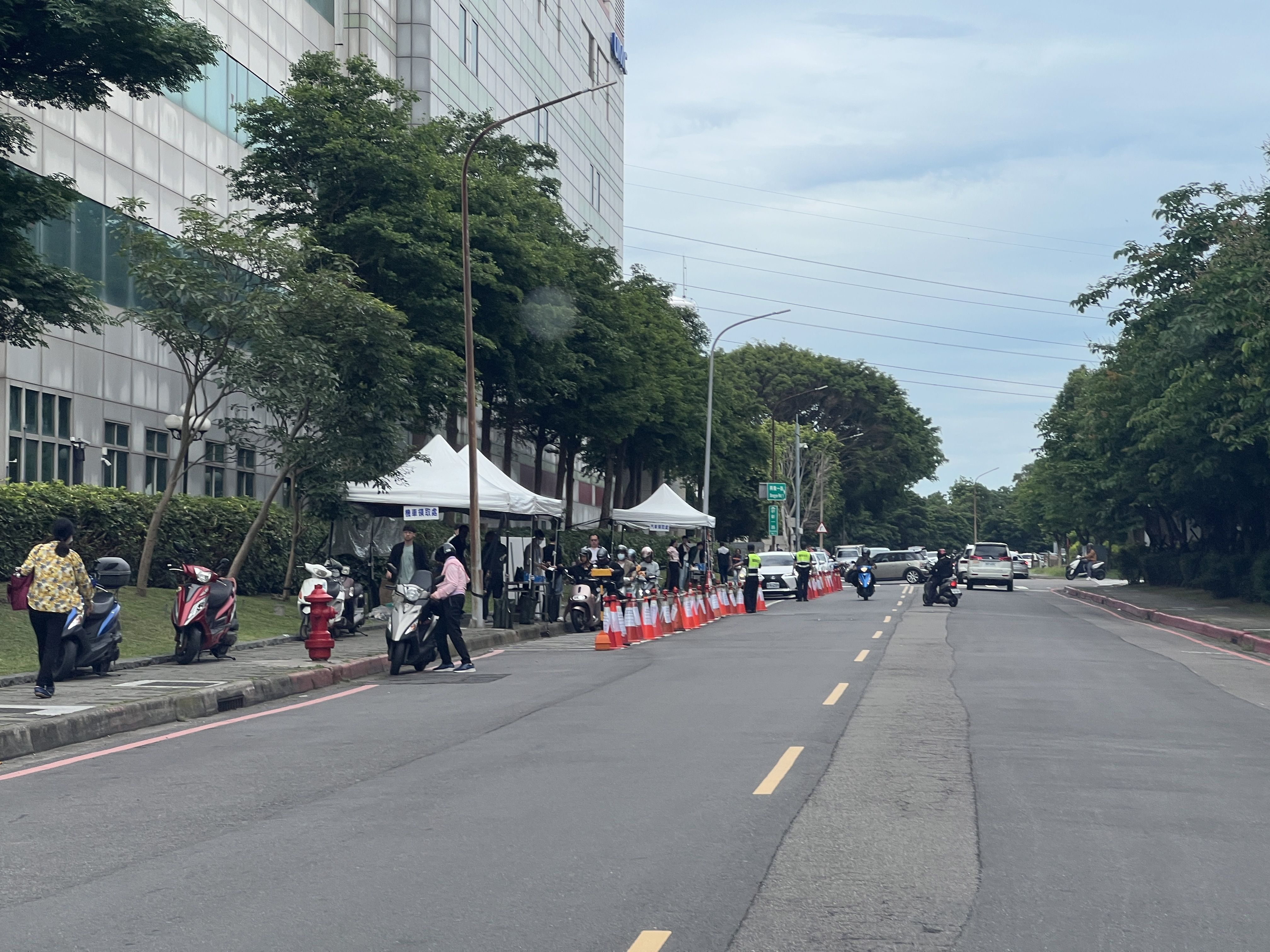 ▲▼聯電股東會會場外出現「得來速」領取紀念品。(圖/記者高兆麟攝)