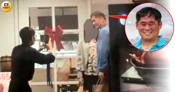 周建智和女助教今年3月4日晚間約7時許用完餐後,不忘在門口請服務生幫忙合照留下美好的紀念。(圖/民眾提供)