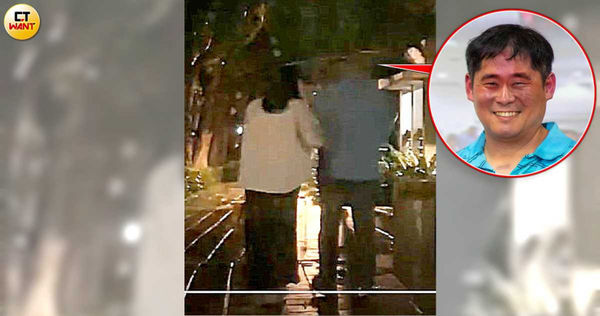 周建智和女助教今年3月4日晚間7時許用完餐後,準備前往停車場牽車,過程中2人共撐一把傘,勾手前往停車場。(圖/民眾提供)