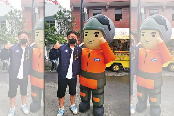 喬天鼎(左)接棒里長爸爸參選,一步一腳印在新北市新店留下足跡。(翻攝自大鵬里里長喬廷彥臉書)