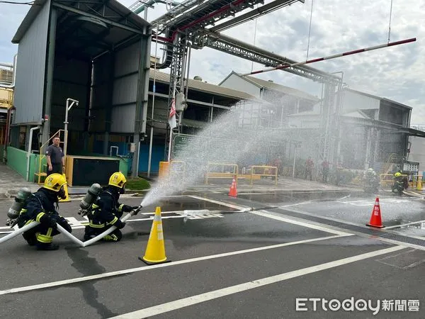 ▲南寳樹脂公司與台南市消防局第二、三大隊聯手進行大型防災演練,模擬地震引爆毒災火警多重災害。(圖/記者林東良翻攝,下同)