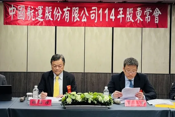 ▲中航董事長彭士孝(右)主持股東會,右總經理戴聖堅堅。(圖/中航提供)
