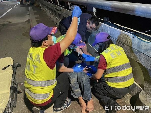 ▲桃園男疑低血糖發作險墜橋,員警與救護人員及時救護。(圖/大園警分局提供)