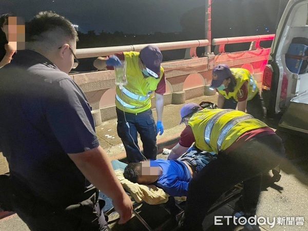 ▲並一同將陳男抬上擔架送醫救治。(圖/大園警分局提供)