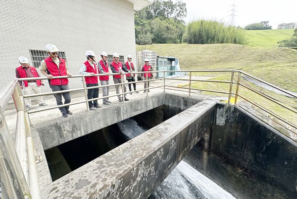 ▲北水分署評估梅雨鋒面會帶來豐沛雨量,已於防淤隧道放置淤土砂,以提升水庫防淤成效。(圖/北水分署提供)