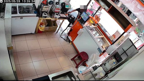 ▲▼大里一家飲料收銀機上午被偷走5千元,闆娘氣哭,2天做不到2千啊。(圖/民眾提供,下同)