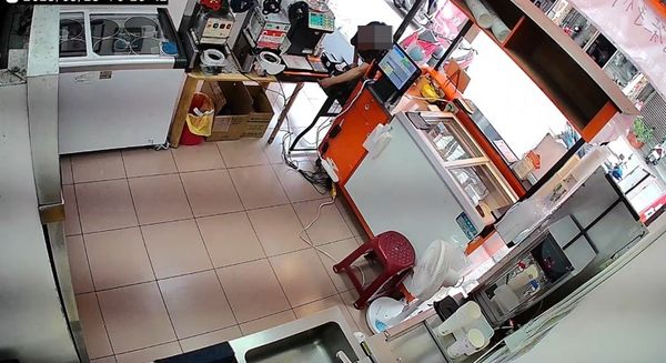 ▲▼大里一家飲料收銀機上午被偷走5千元,闆娘氣哭,2天做不到2千啊。(圖/民眾提供,下同)