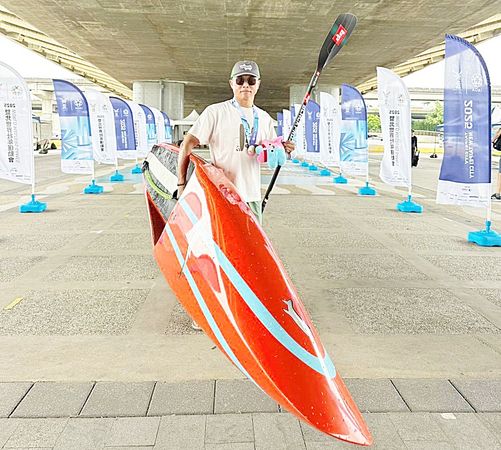 ▲桃園捷運公司企劃處員工張俊傑參加2025年世撞運,參加立式划槳等4個項目比賽都創下奪牌佳績。(圖/桃捷公司提供)