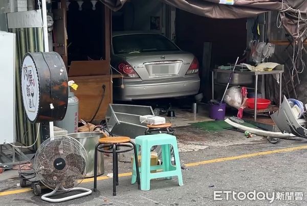 ▲▼27歲伍姓女子開車撞到葉姓駕駛的車後,衝入小吃店裡。(圖/記者林東良翻攝)