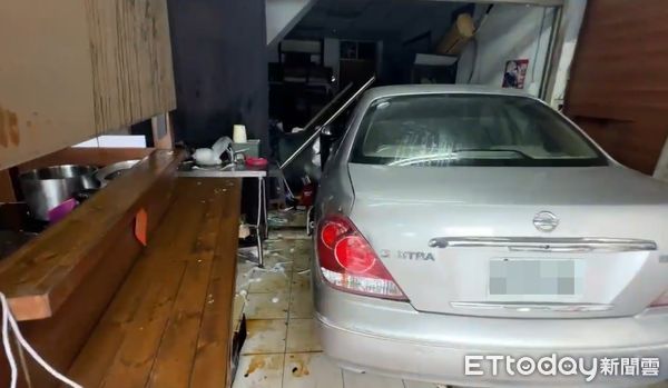 ▲▼27歲伍姓女子開車撞到葉姓駕駛的車後,衝入小吃店裡。(圖/記者林東良翻攝)