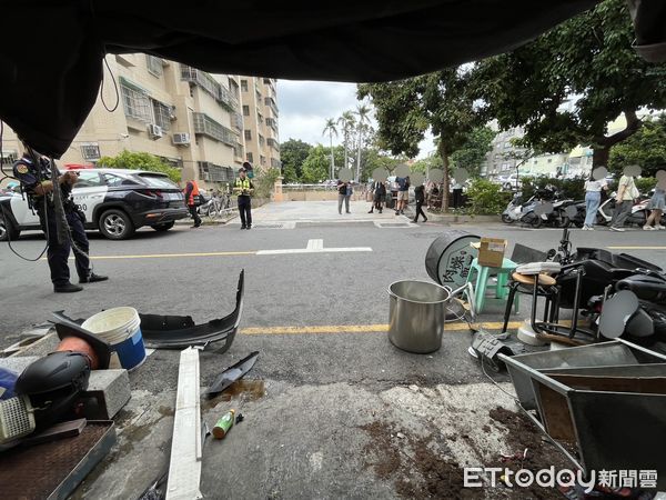 ▲▼27歲伍姓女子開車撞到葉姓駕駛的車後,衝入小吃店裡。(圖/記者林東良翻攝)