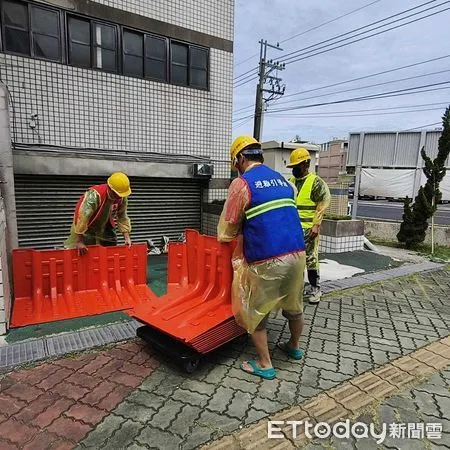 ▲台南市教育局於喜樹國小辦理校園颱洪示範演練,模擬強降雨淹水撤離情境。(記者林東良翻攝,下同)