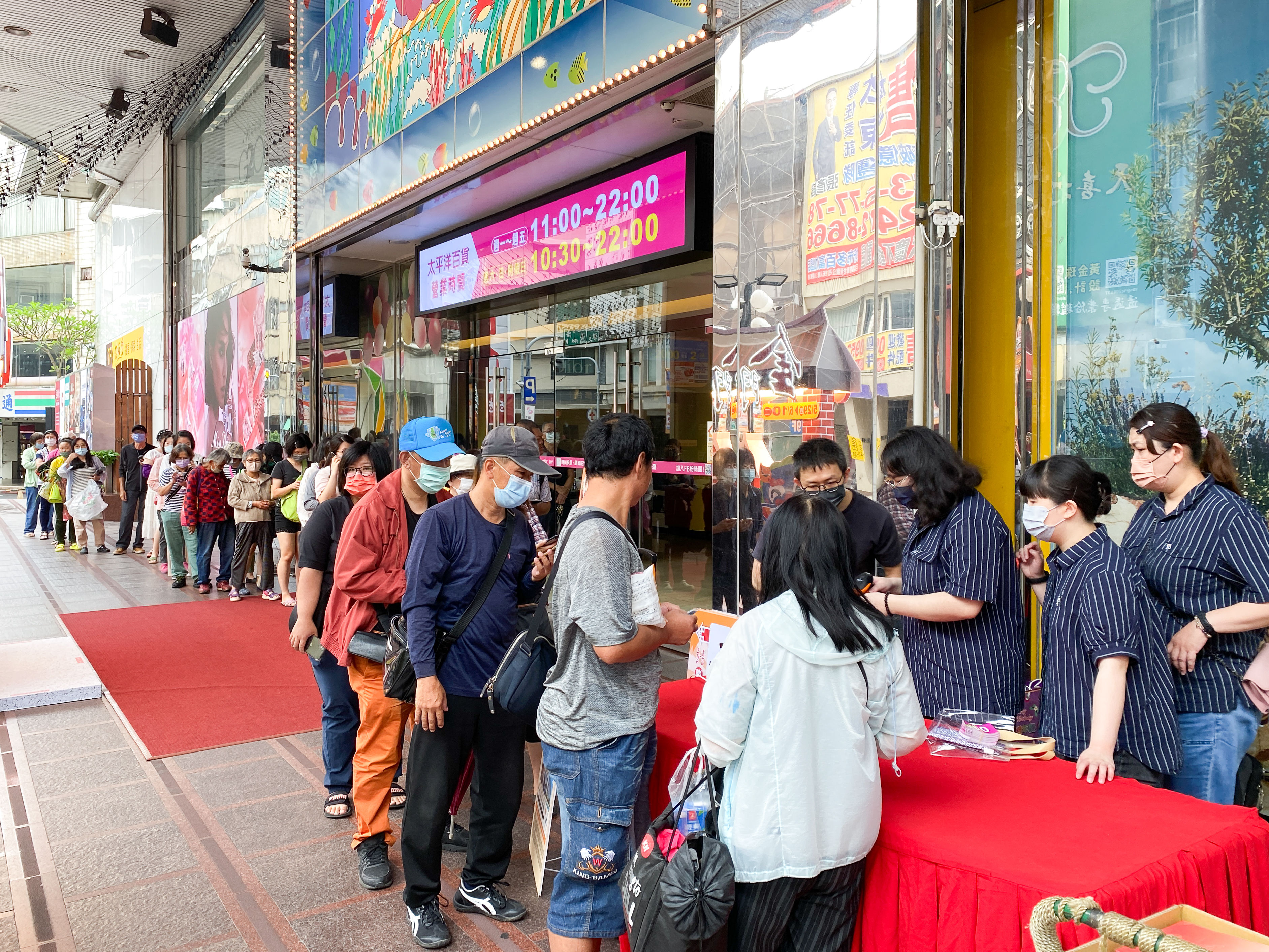 ▲豐原太平洋百貨超夯金門物產展來了!。(圖/記者胡至欣攝)