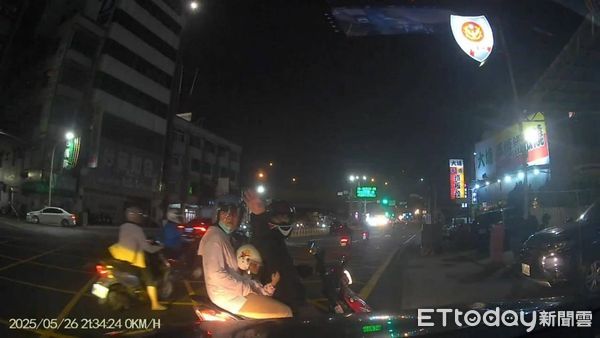 ▲台南市警歸仁分局仁德分駐所警員蔡韋緗、蘇士堯協助鼻塞異物女童就醫,成功搶救脫險。(記者林東良翻攝,下同)