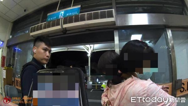 ▲台南市警歸仁分局仁德分駐所警員蔡韋緗、蘇士堯協助鼻塞異物女童就醫,成功搶救脫險。(記者林東良翻攝,下同)
