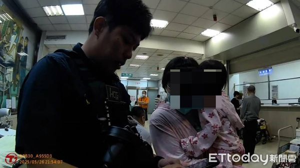 ▲台南市警歸仁分局仁德分駐所警員蔡韋緗、蘇士堯協助鼻塞異物女童就醫,成功搶救脫險。(記者林東良翻攝,下同)