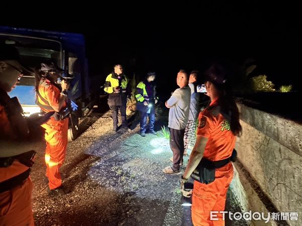 ▲▼海巡人員黑夜埋伏,成功逮獲2名違法棄置廢棄物男子。(圖/海巡第一二岸巡隊提供,下同)