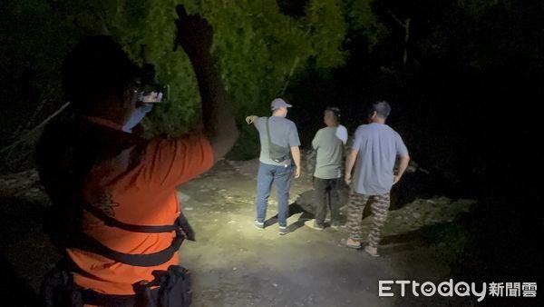 ▲▼海巡人員黑夜埋伏,成功逮獲2名違法棄置廢棄物男子。(圖/海巡第一二岸巡隊提供,下同)