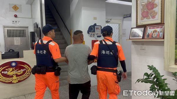 ▲▼海巡人員黑夜埋伏,成功逮獲2名違法棄置廢棄物男子。(圖/海巡第一二岸巡隊提供,下同)