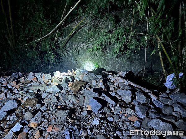 ▲▼海巡人員黑夜埋伏,成功逮獲2名違法棄置廢棄物男子。(圖/海巡第一二岸巡隊提供,下同)