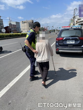 ▲▼ 失智老婦闖快車道,警方協助脫困送回家 。(圖/水上分局提供)