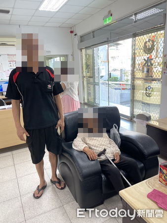 ▲▼ 失智老婦闖快車道,警方協助脫困送回家 。(圖/水上分局提供)