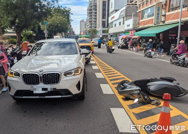 ▲▼高雄三寶婦「切西瓜」逆撞BMW!反控:他撞我的。(圖/記者許宥孺翻攝)