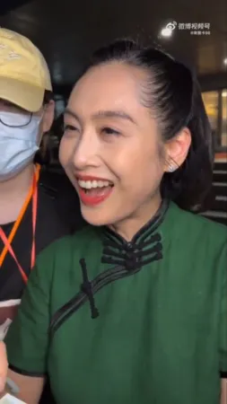 ▲▼朱茵近距離被粉絲直拍,53歲真實狀態引發關注。(圖/翻攝自微博)