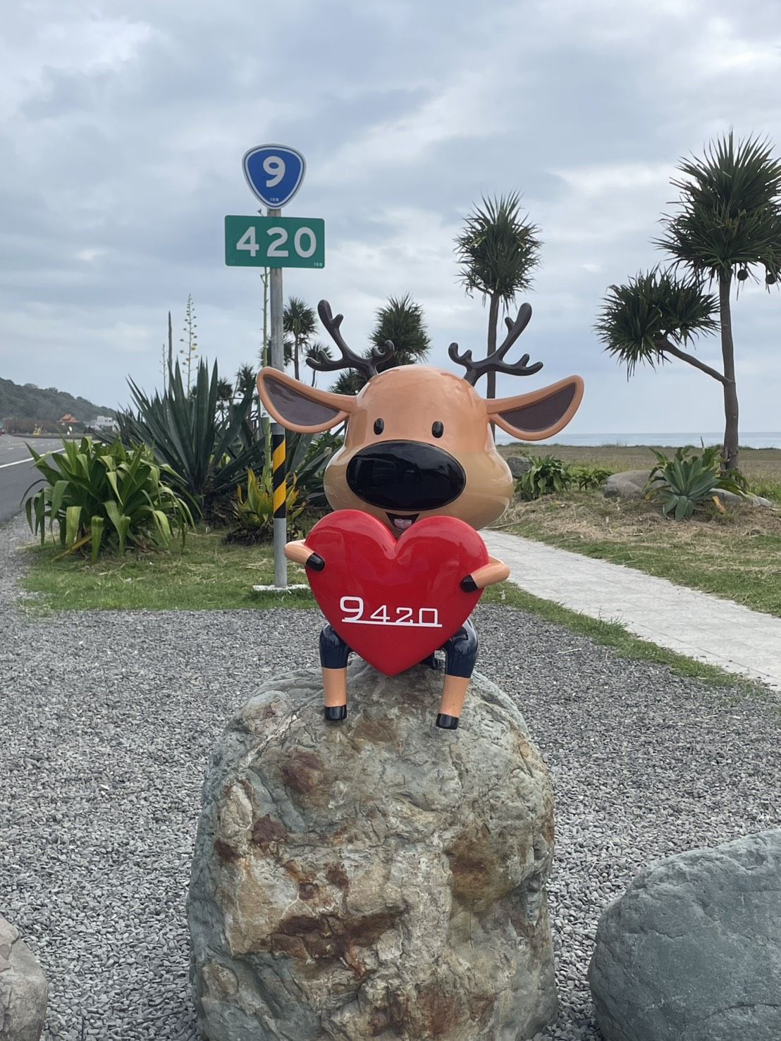 ▲▼南迴公路地標「鹿小愛」公仔受民眾歡迎。(圖/公路局提供)