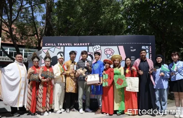 ▲文化觀光處今日在「行啟記念館」前草皮廣場,舉辦《斗六藝文潮市集新住民異國文化美食市集》,聚焦「多元文化交流」打造融合異國風味與在地人情的美食文化盛典。(圖/記者游瓊華翻攝)