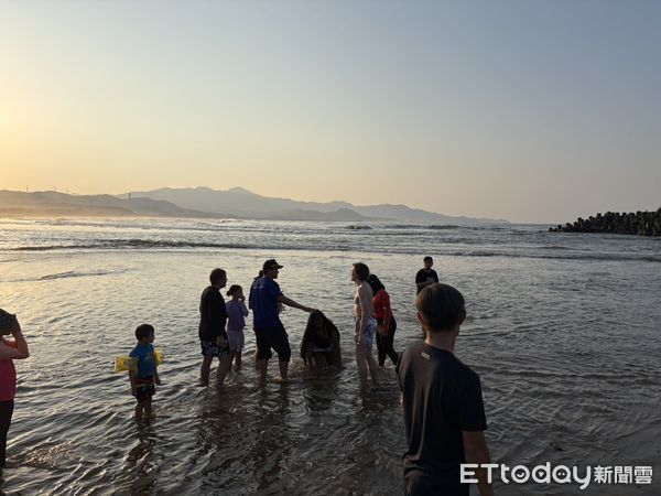 ▲新北貢寮海灘發生外籍遊客遭浪捲走。(圖/記者郭世賢翻攝)