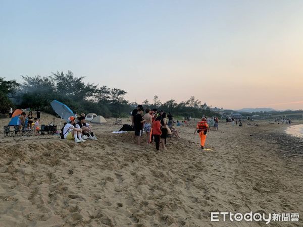 ▲新北貢寮海灘發生外籍遊客遭浪捲走。(圖/記者郭世賢翻攝)