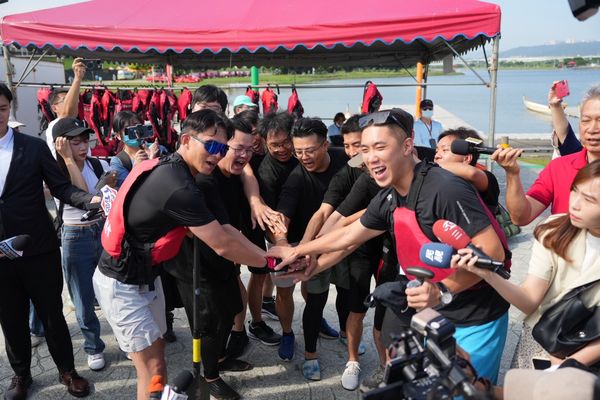 ▼民眾黨主席黃國昌參與新北市龍舟比賽。(圖/民眾黨提供)