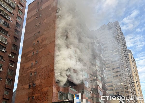 板橋大樓4樓客廳雜物堆起火 50歲女受困意識模糊送醫搶救