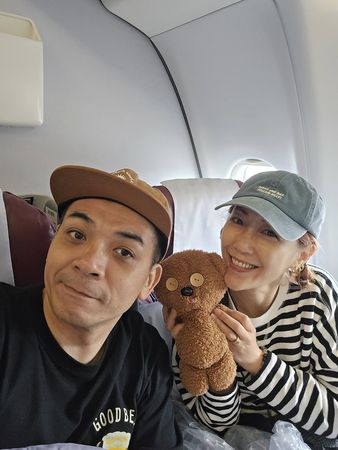 ▲史丹利曬出老婆坐大腿的照片。(圖/翻攝自史丹利臉書)