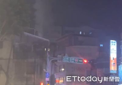 快訊／板橋燒烤店失火　「排油煙管燃燒」濃煙竄天