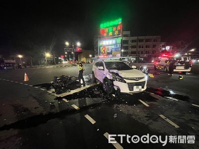 高雄晚間嚴重車禍！左轉車撞直行重機「殘骸碎滿地」　騎士搶救中