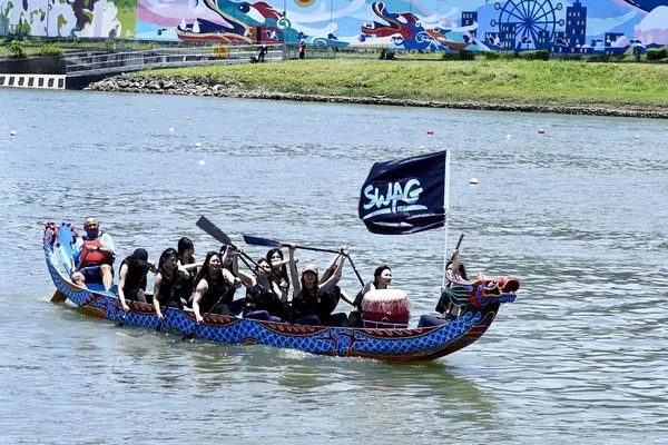 ▲SWAG 女神隊今年首次參加2025 台北國際龍舟錦標賽小型龍舟女子組,成為全場嬌點。。(圖/SWAG提供)